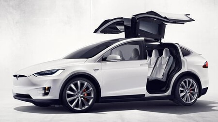 As portas asa de gaivota do Model X, mesmo que não tenham sido adotadas por outros fabricantes, ao menos tiveram o mérito de chamar a atenção para a marca. © Tesla