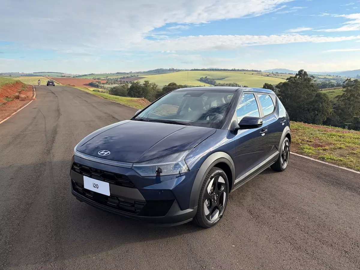 Hyundai i20 estreia no Brasil com seis versões e mira espaço entre HB20 e Creta 3 Hyundai i20 Ultimate 2027 de frente na cor azul