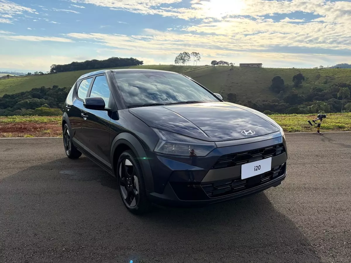 Hyundai i20 estreia no Brasil com seis versões e mira espaço entre HB20 e Creta 5 Hyundai i20 Ultimate 2027 de frente na cor azul
