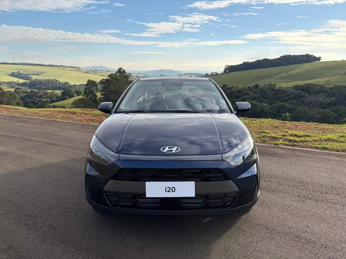Hyundai i20 estreia no Brasil com seis versões e mira espaço entre HB20 e Creta 13 Hyundai i20 Ultimate 2027 de frente na cor azul