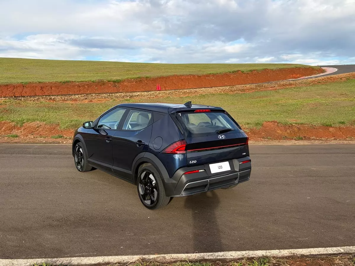 Hyundai i20 estreia no Brasil com seis versões e mira espaço entre HB20 e Creta 9 1781292034 773 Hyundai i20 estreia no Brasil com seis versoes e mira.webp