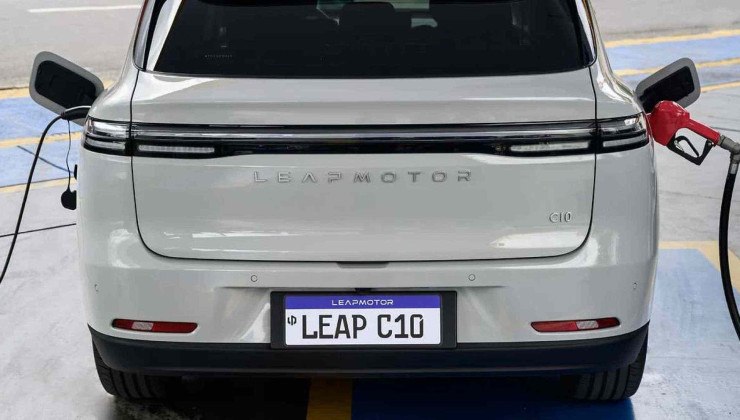 Leapmotor C10 pode ser abastecido com energia elétrica e gasolina