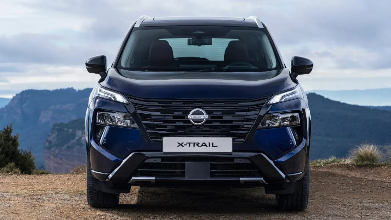 Nissan X-Trail azul estático na versão e-Power e-4ORCE