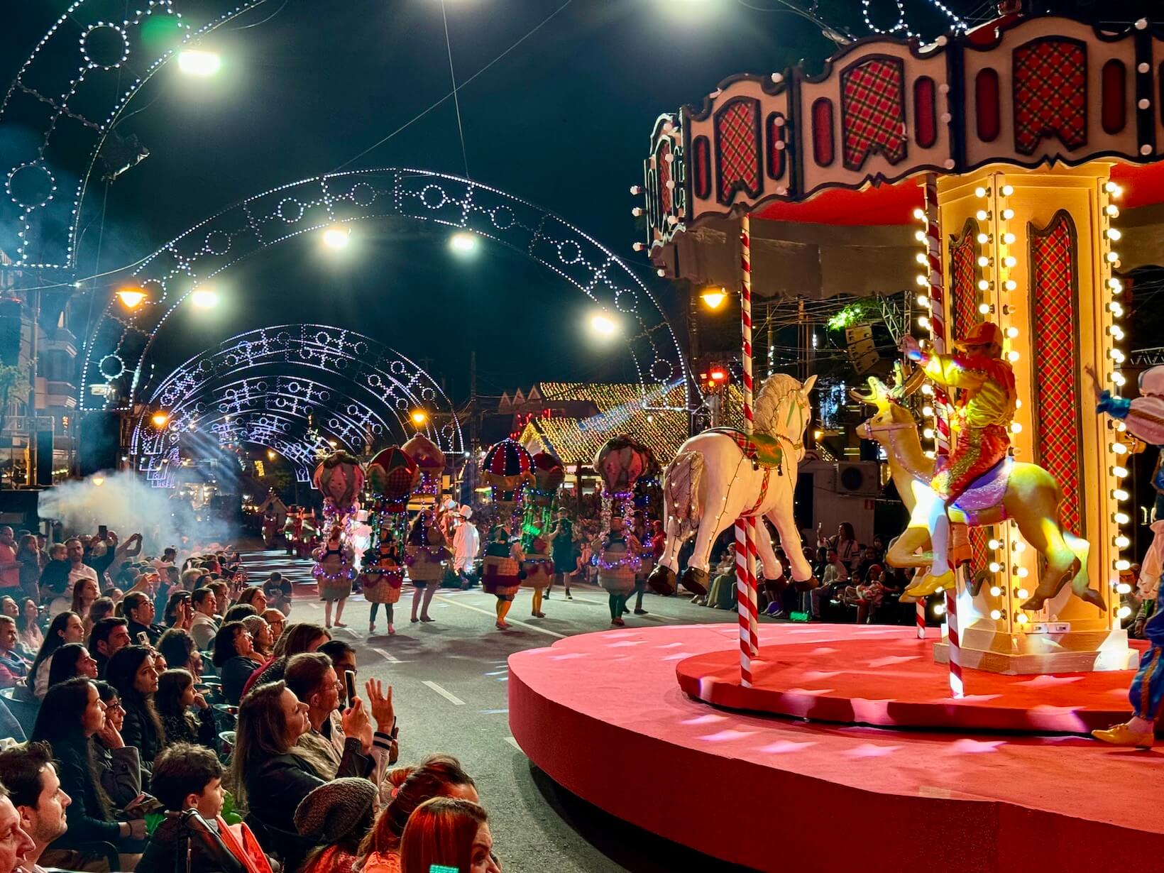 Oktoberfest Gramado 2026 abre venda de ingressos; Armandinho e João Bosco & Vinícius estão entre as atrações 4 desfile natal luz