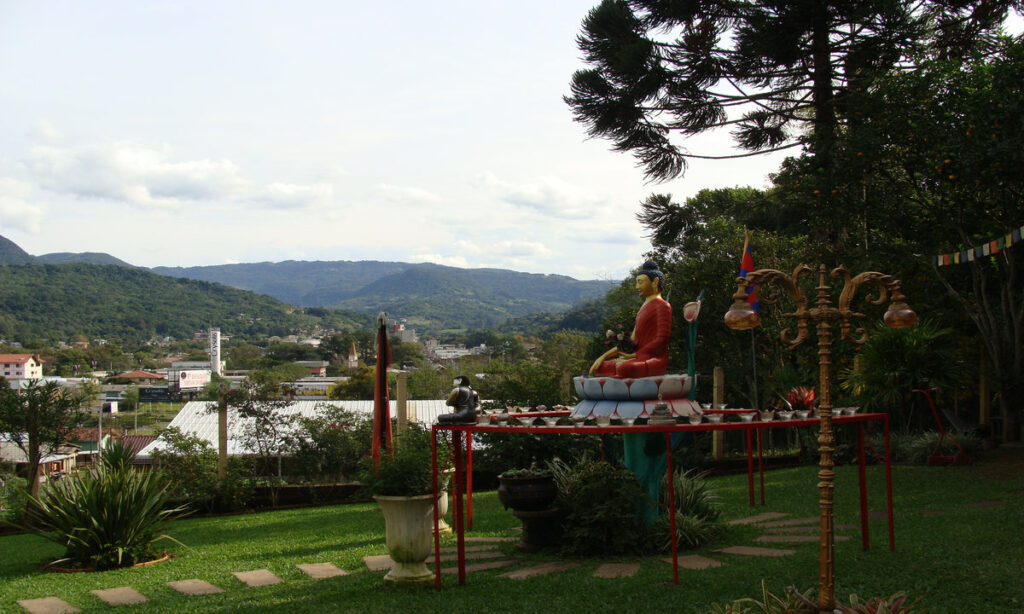 1787366056 809 Templo tibetano no alto da montanha e corredeiras de classe