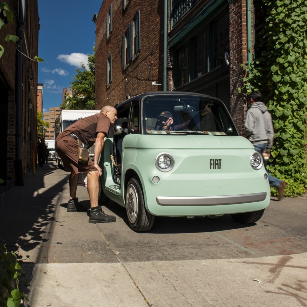 Carro Fiat em rua urbana.