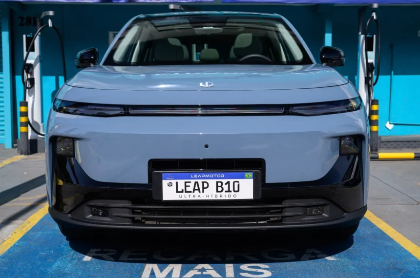 B10 REEV troca tomada por gasolina sem perder o fio 1 Leapmotor B10 ultra híbrido REEV