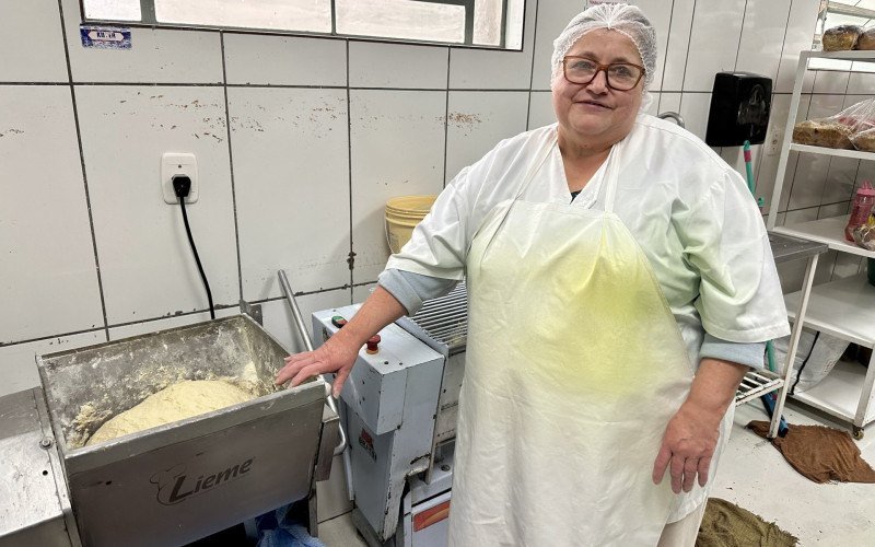Terezinha Handow, de 66 anos, é responsável pela massa do pãozinho com linguiça
