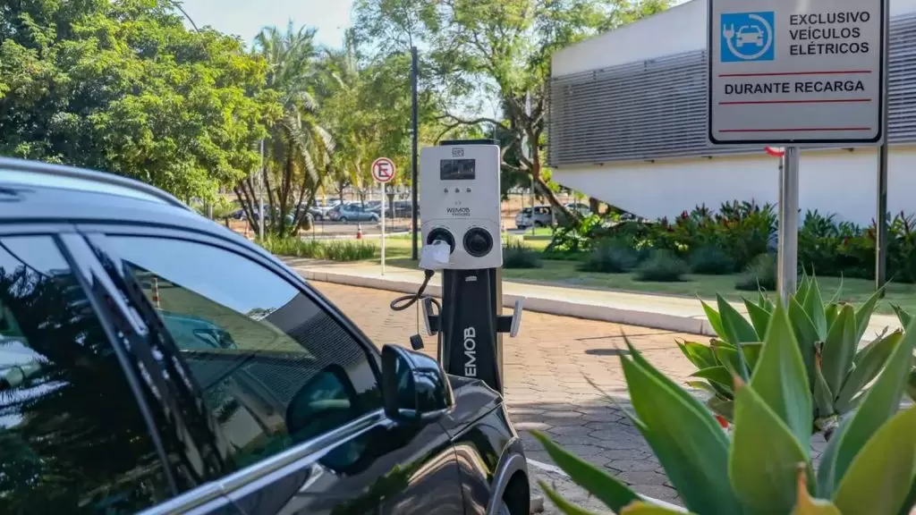 Carros elétricos já têm mais espaço nas vendas no Brasil do que nos EUA 2 carro recaregando