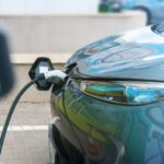 Carregadores de carros elétricos viram novo ponto de alerta para seguros em condomínios