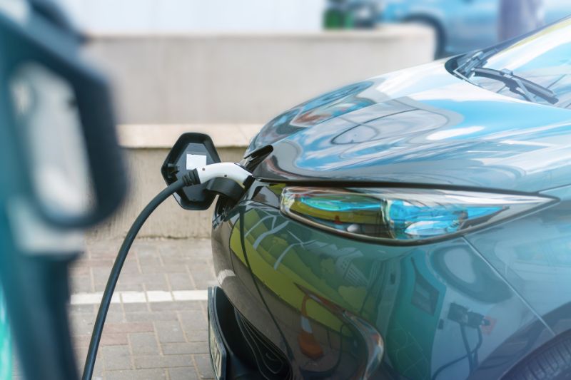 Carregadores de carros elétricos viram novo ponto de alerta para seguros em condomínios