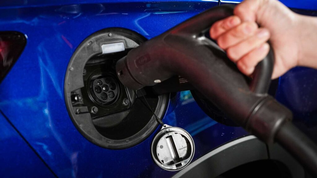 Híbridos plug-in desgastam mais a bateria do que elétricos, aponta estudo