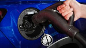 Híbridos plug-in desgastam mais a bateria do que elétricos, aponta estudo