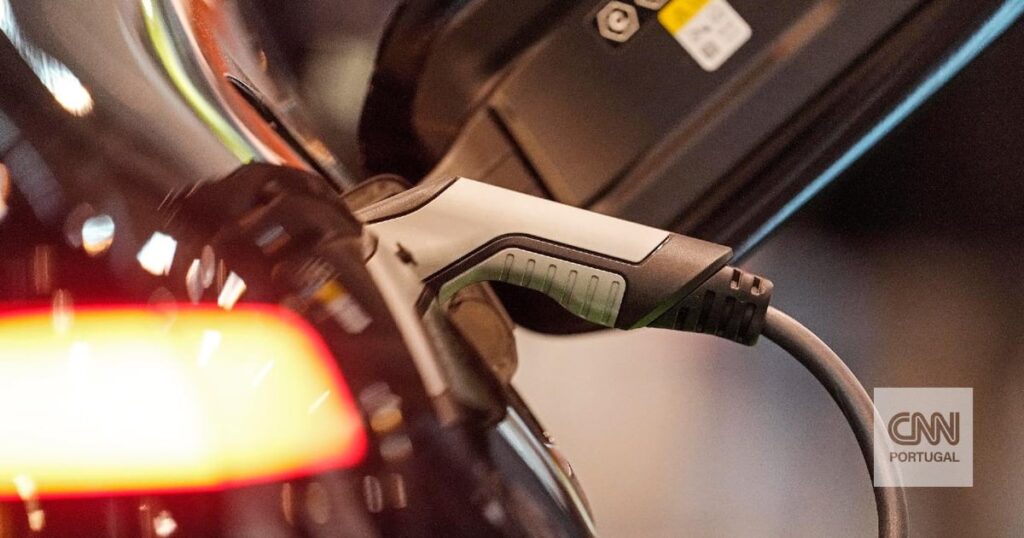 Habitações impreparadas e bombeiros que não sabem como apagar os incêndios: os perigos de carregar um carro elétrico em casa