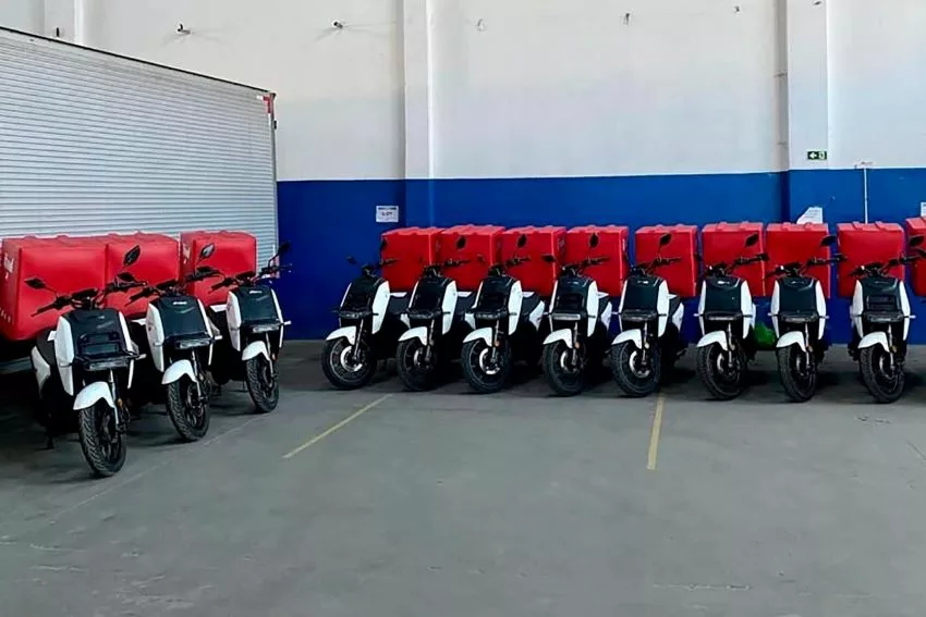 Curiositando 20 Scooter elétrica da Riba preparada para os testes do iFood