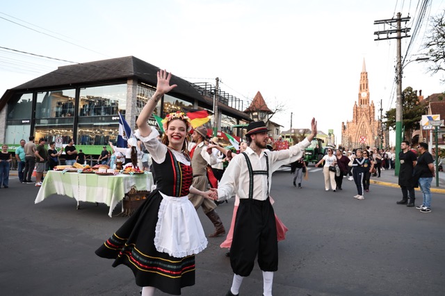 Desfile Raízes da Terra contagia público na Festa Colonial de Canela