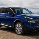 Nissan X-Trail azul estático na versão e-Power e-4ORCE