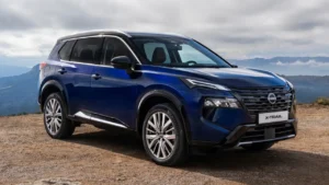 Nissan X-Trail azul estático na versão e-Power e-4ORCE