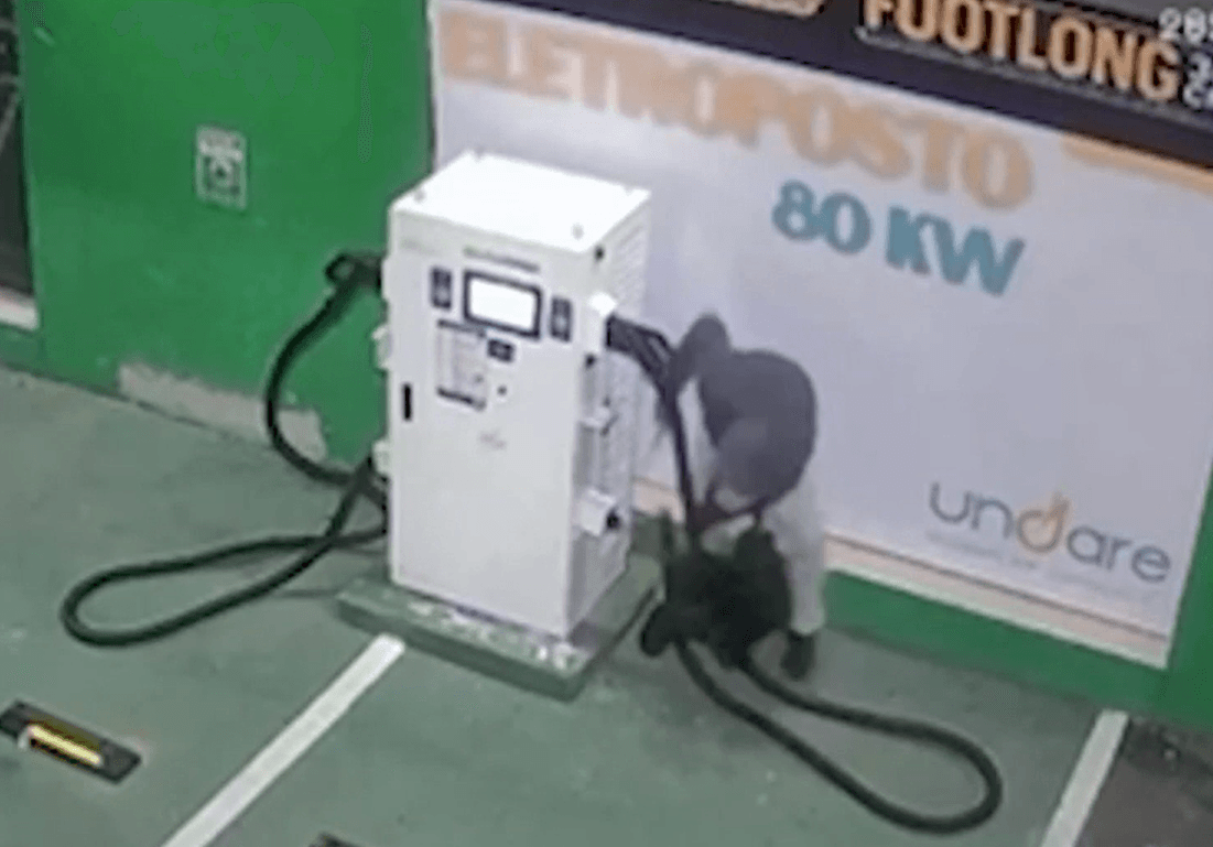 Cabos de carregamento de carro elétrico viram alvo de furtos