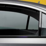 Por que o vidro traseiro do carro não abaixa todo? Entenda