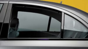 Por que o vidro traseiro do carro não abaixa todo? Entenda