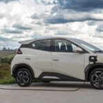 BYD Dolphin Mini branco sendo recarregado