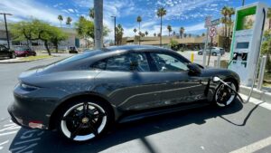 Curiositando 15 Carros elétricos recarregados com geradores a diesel? Governo aposta em 4 mil veículos mesmo com escassez de energia neste país