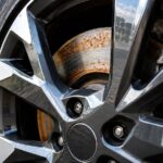 Carros elétricos gastam menos pastilha e criam um problema inesperado: discos podem enferrujar porque a regeneração faz quase todo o trabalho