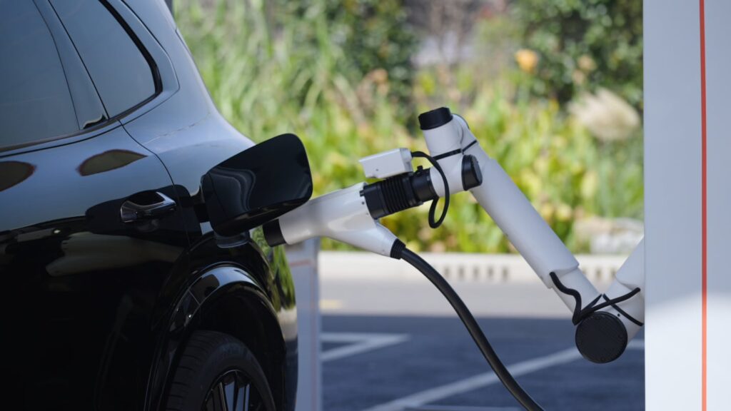 Geely supera BYD em potência com carregador de 2,2 MW para carros elétricos