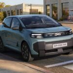 Primo elétrico do Renault Kwid troca central multimídia por celular para custar menos