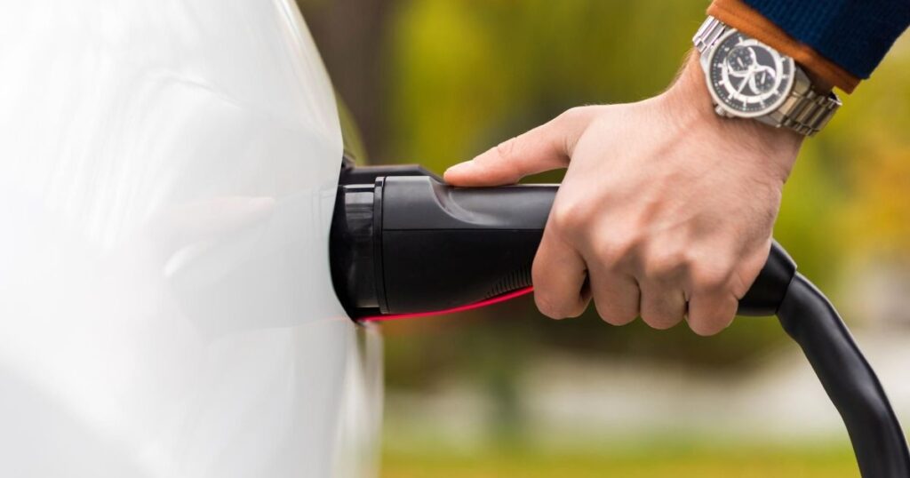 China promete reagir a eventuais barreiras britânicas a carros elétricos