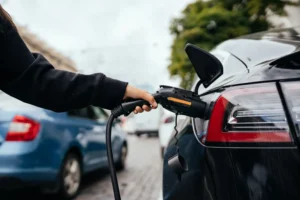 Carros elétricos pegam