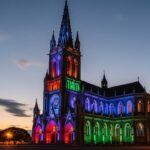Uma das 7 Maravilhas do Brasil, a catedral de pedra com torre de 65 metros fica na Capital Nacional dos Parques Temáticos, vizinha de Gramado