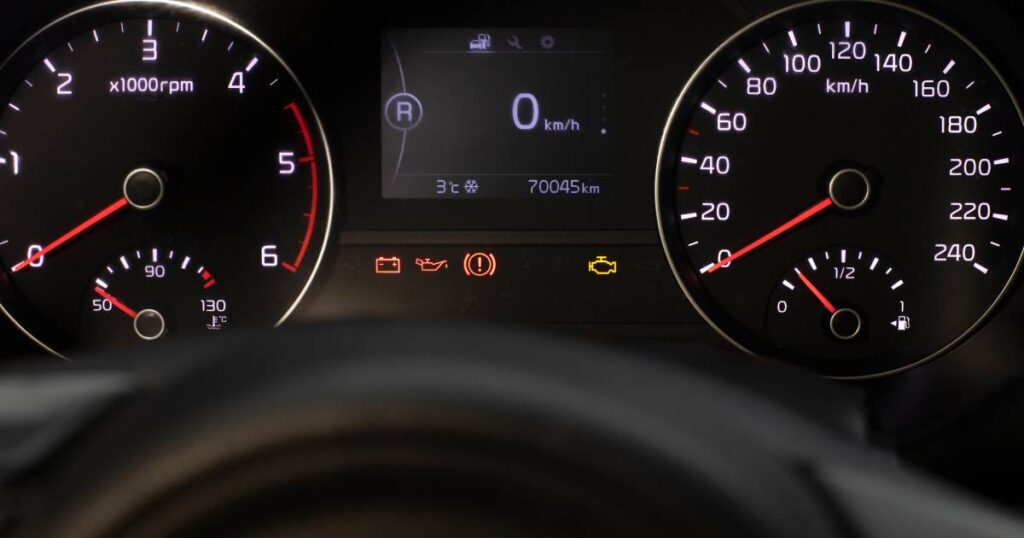 Luz da bateria acendeu no painel: o que significa e quando parar o carro