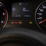 Curiositando 18 Luz da bateria acendeu no painel: o que significa e quando parar o carro