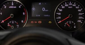 Curiositando 29 Luz da bateria acendeu no painel: o que significa e quando parar o carro