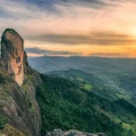 Pedra do Baú é o principal cartão-postal de São Bento do Sapucaí e integra a Serra da Mantiqueira.