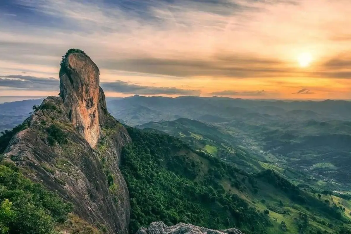 Curiositando 8 Pedra do Baú é o principal cartão-postal de São Bento do Sapucaí e integra a Serra da Mantiqueira.