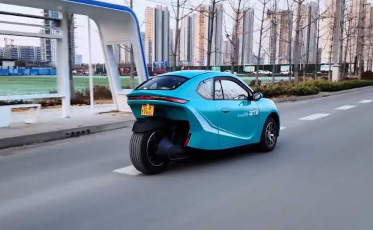 Curiositando 4 Um Telufu GT5 azul. O veículo tem três rodas, como um triciclo, mas tem uma cabine fechada, com um design que remete a um carro. O triciclo foi anunciado no mercado a cerca de R$ 22 mil.