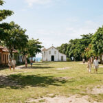 Uma praça desenhada por jesuítas em 1586 ainda organiza a vida de um vilarejo baiano: o gramado que virou o endereço mais famoso do sul da Bahia - Brasil 247
