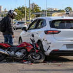 Motociclista bate em carro elétrico na Avenida Ceará